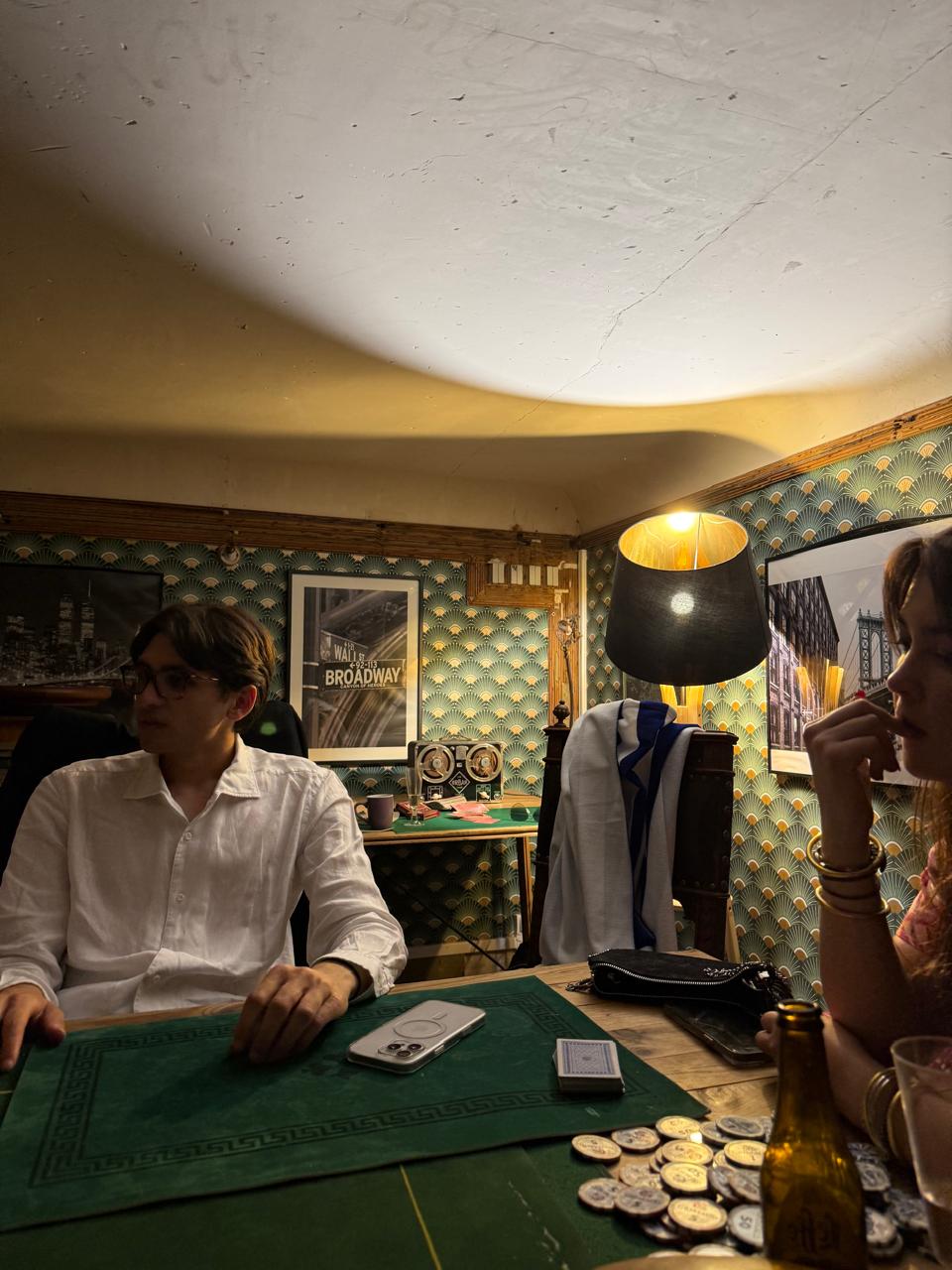Guests playing cards inside Château Goyencourt
